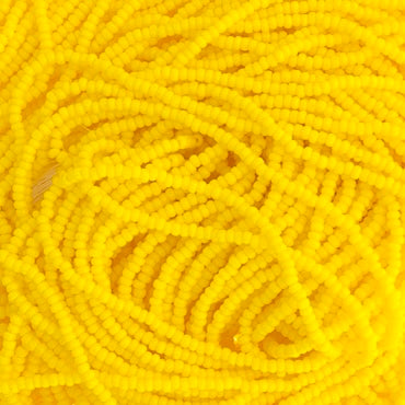 Perle Preciosa taille Charlotte 13/0 (tchèque) opaque jaune citron enfilée