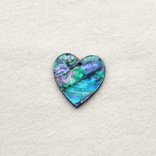 Concha de abulón azul/negra de 28 x 30 mm en forma de corazón, con un orificio para coser, concha sobre gema acrílica