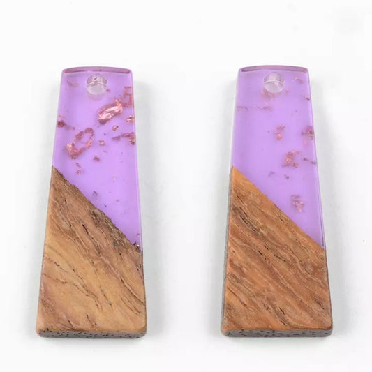 Gema acrílica de 11 x 30 mm, color morado, con copos de lámina de oro y trapezoide de madera, con orificio